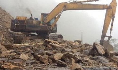 Hà Tĩnh Mưa lớn, QL8A tắc cục bộ do sạt lở đất đá